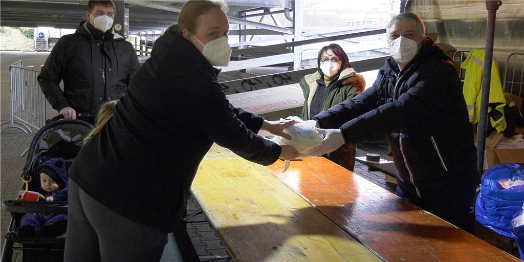 Maskenverkauf an Bedürftige in Dorsten hat Nebenwirkungen Etwa 1.000 Maskenpakete wurden im Atlantis-Parkhaus gegen eine Schutzgebühr an Bedürftige verkauft. Die Aktion rief nicht nur Beifall hervor.