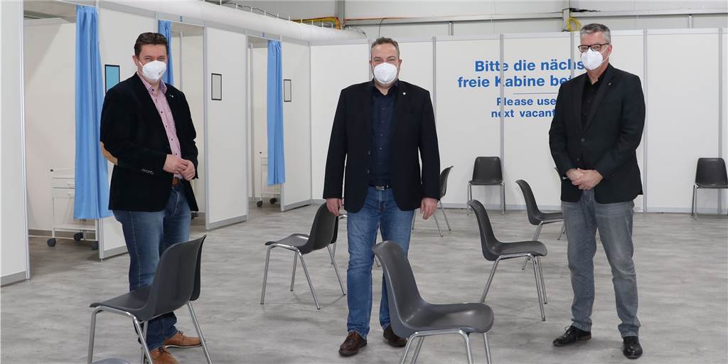 Zoff zwischen KVWL und Gesundheitsministerium wegen Impftermin-Chaos Bürgermeister Rajko Kravanja (l.) besuchte am 26. Januar das Impfzentrum in Recklinghausen zusammen mit Landrat Bodo Klimpel (M.) und dem Ersten Beigeordneten Michael Eckhardt. Am 8. Februar geht das Impfen dort los.
