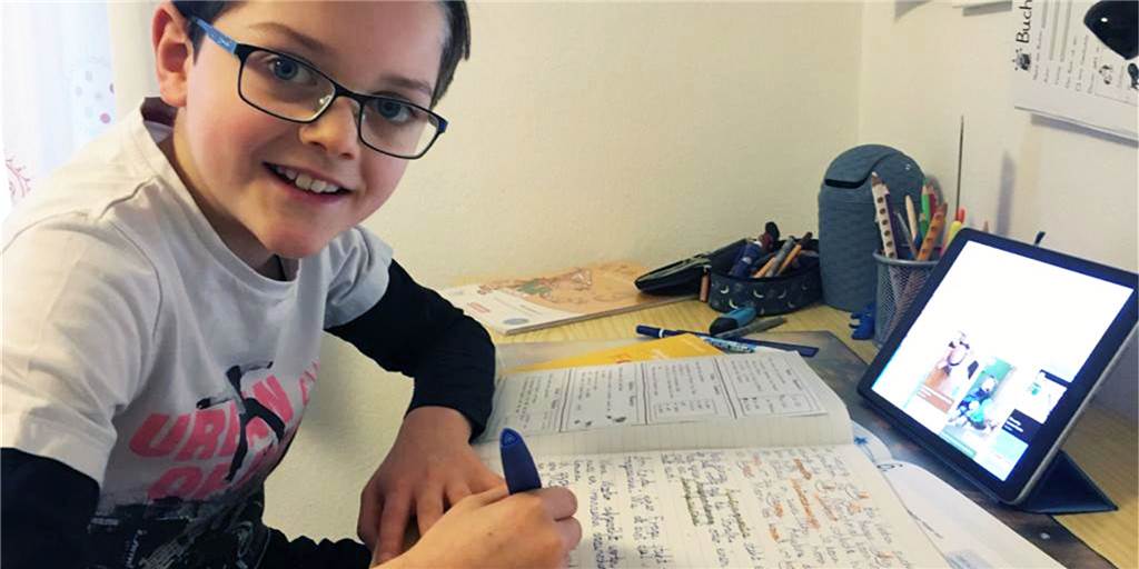 Homeschooling mit Video-Unterricht, individuellen Aufgaben, Erklär-Videos Jonas Willing kommt mit den Hausaufgaben gut klar, aber er vermisst es, in den Pausen mit seinen Freunden zu spielen.