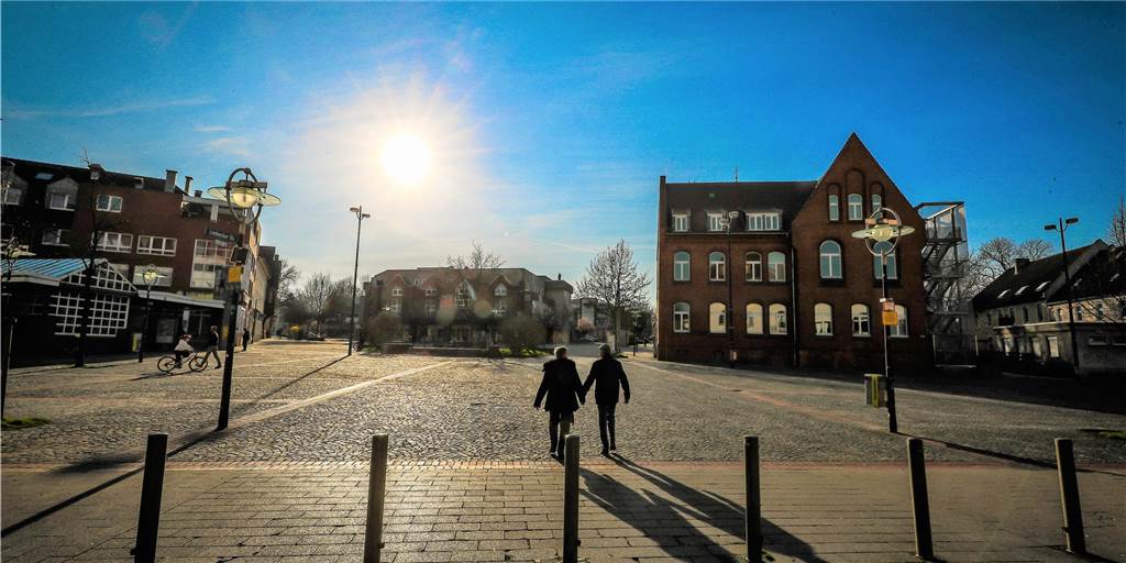 Neues Einkaufszentrum im Westen: Investor verrät Baustart und neue Pläne Von der Wiedereröffnung der ehemaligen Kaufhaus-Immobilie (Mitte) erhoffen sich die örtlichen Händler eine Belebung des Stadtteil-Zentrums. Mitte Februar soll mit dem Umbau endlich begonnen werden.