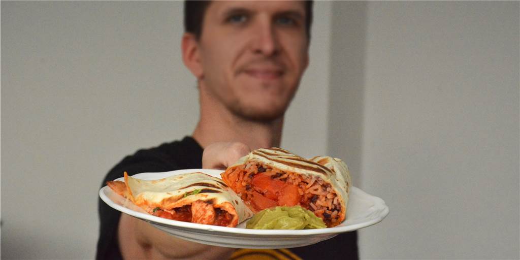 Mexikanisches Essen aus der „Geisterküche“ - Chicos im Liefercheck Quesadillas mit Hähnchen (l.) und einen Burrito mit Grillgemüse testen wir von Chicos.