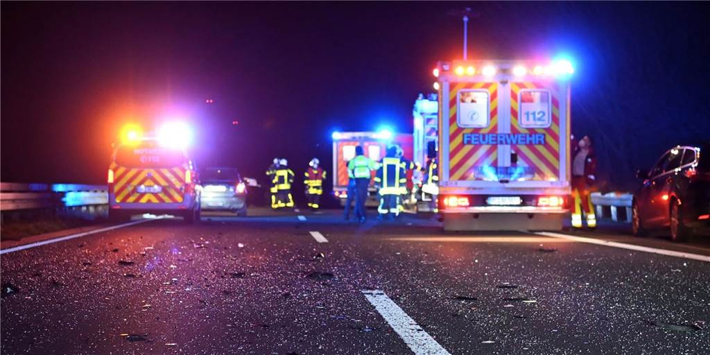 Großes Trümmerfeld: A 31 in Dorsten nach schwerem Unfall gesperrt Wegen des Unfalls musste die A 31 in Dorsten gesperrt werden.