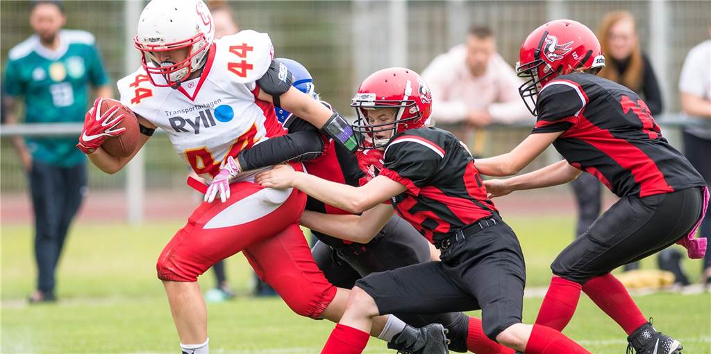 Lisa Tegtmeier behauptet sich in der „Männer-Domäne“ American Football Lisa Tegtmeier (l.) spielt für die Münster Mammuts auf der Position des Running Backs.