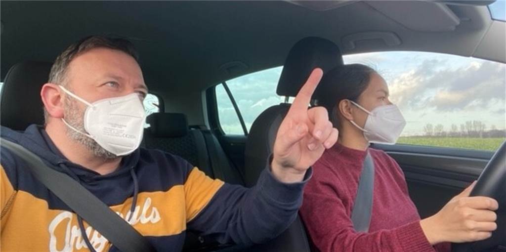 Fahrlehrer sauer über schwarze Schafe im Lockdown: Kontrollen gibt’s kaum Karsten Stuckmann (l.) darf nur noch eine Handvoll Schüler hinters Steuer lassen. Kontrolliert wird das seiner Meinung aber kaum.