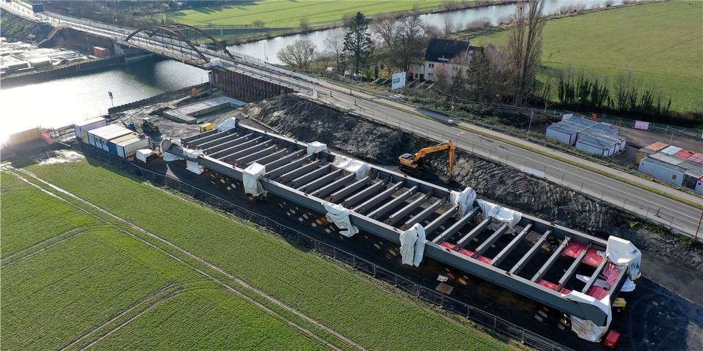 Neue Kanalbrücke Gahmener Straße: Brückenboden ist schon zu erkennen Die leiterförmige Konstruktion der neuen Brückenplatte an der Gahmener Straße ist schon gut zu erkennen. In den nächsten Wochen werden die Stahlteile zusammengeschweißt.