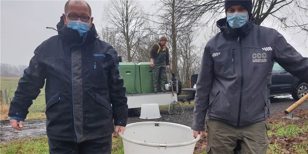 Neuer Fischbesatz: Angelverein blickt mit Sorge auf das Wehr Die Mitglieder des ASV Nienborg bestückten kürzlich für viele hundert Euro die Dinkel mit neuen Fischen. Nicht nur darum blicken sie sorgenvoll auf das undichte Wehr.