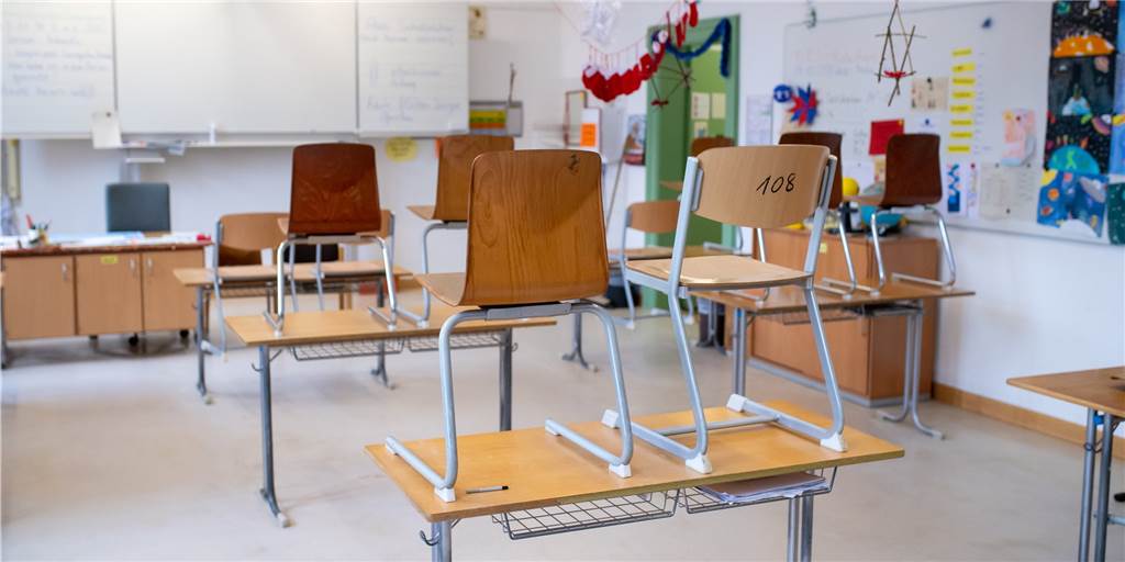 Brandbrief an Merkel: Eltern stellen Forderung zum Corona-Schutz an Schulen Leere Klassenzimmer - das ist für die Elternvertreter keine dauerhafte Perspektive. (symbolbild)