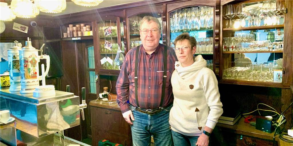 Vereinswirt bekommt dicken Umschlag überreicht: Der Inhalt überrascht Seit Mai 2019 sind Dirk und Dagmar Lagemann Pächter der Gaststätte "Zur Dorfschänke."