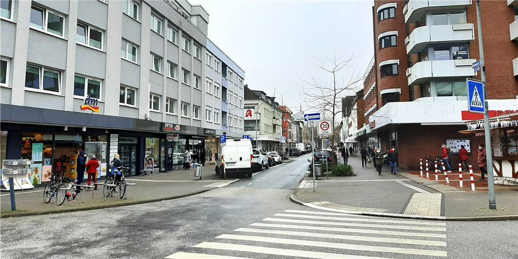 Maskenpflicht nur in der Fußgängerzone: Ist das wirklich sinnvoll? Der obere Teil der Harkortstraße, der keine Fußgängerzone ist: Links der dm-Markt, rechts Rewe. Die ausgewiesene Maskenpflicht gilt hier nicht mehr, sondern erst ein paar Meter weiter, wenn die Fußgängerzone beginnt.