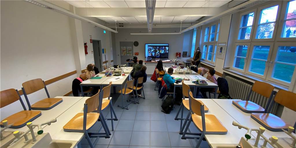 Distanzlernen im Schulgebäude: Wenige Lüner Kinder erhalten Angebot Schon vor den Winterferien haben einige Schüler in der Schule und andere zu Hause den Unterricht verfolgt. Damals konnten die Eltern wählen, wie ihr Kind unterrichtet wird.