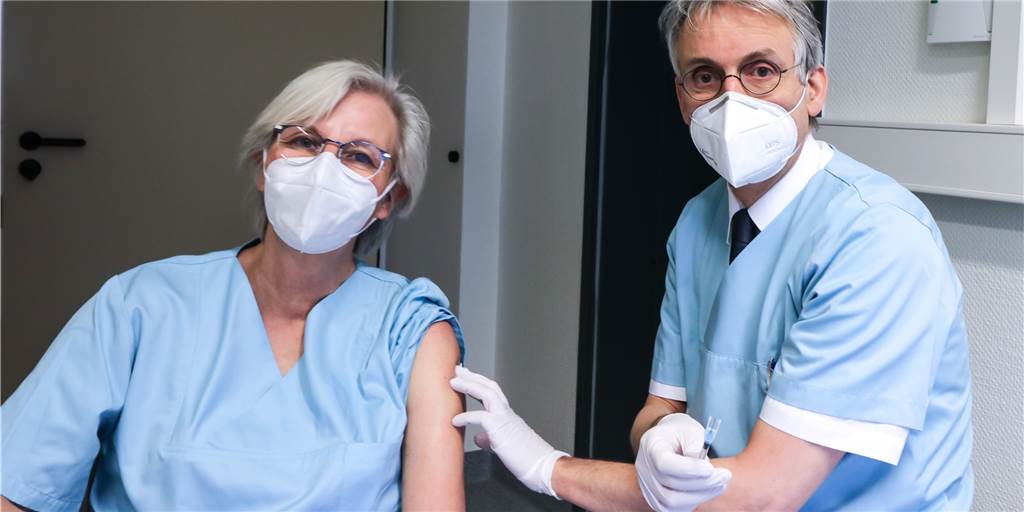Nach Impfstopp: Ab Mittwoch soll im Krankenhaus wieder geimpft werden Auch im St. Marien-Hospital Borken konnten jetzt die ersten Mitarbeitenden geimpft werden. Auf dem Foto: Dr. Alexander Brock (Chefarzt der Klinik für Innere Medizin) impft Ute Brunsbach (Pfl egerische Leitung der Endoskopie).
