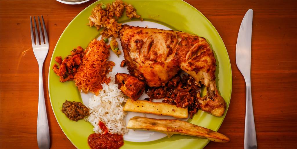 Ein neues Restaurant bietet ghanaische Küche an - Wie schmeckt’s? Verschiedene Reissorten, Yamwurzel, Kochbananen, verschiedene Saucen und ein Hähnchenschenkel: Das ForTwo-Menu bietet eine Vielfalt der ghanaischen Küche beim Mataa´s.