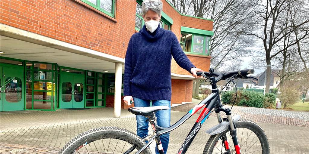 Dreiste Diebe steigen in Schule ein: Diebesgut ist ziemlich auffällig Die stellvertretende Schulleiterin mit dem Mountainbike, das übrig geblieben ist.