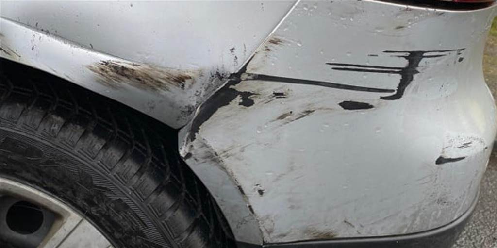Unfallflucht: 40-Tonner pflügt durch Vorgarten und schrottet Golf Spuren eines Abbiegemanövers: Der Fahrer eines Lastzuges rammte am Montagabend (1.2.) diesen Golf in einer Wohnsiedlung und beging Fahrerflucht.