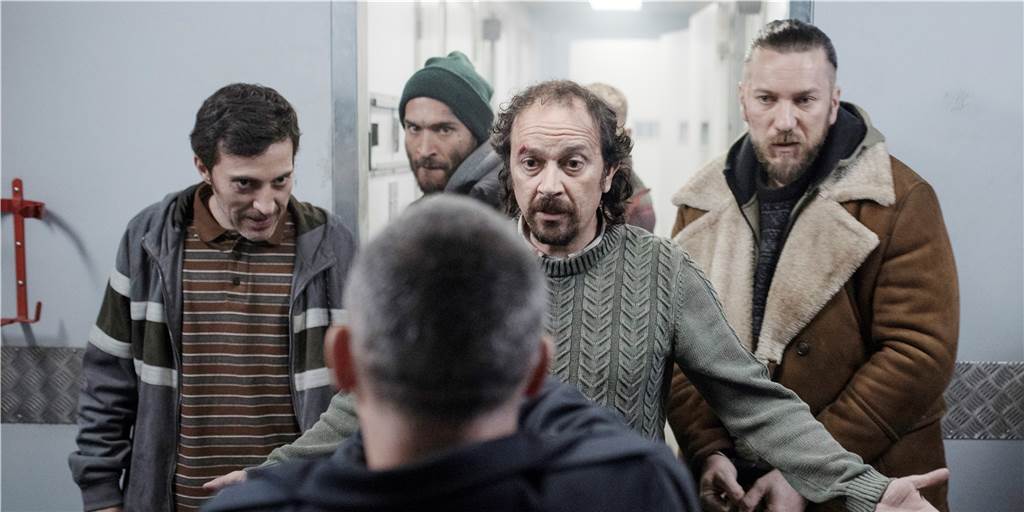 Neu bei Netflix: „Bajocero - Unter Null“ - Die schweren Jungs werden in ihrem Bus belagert Im Bus wird es bedrohlich, der Polizist hat alle Mühe, die revoltierenden Gefangenen in Schach zu halten.