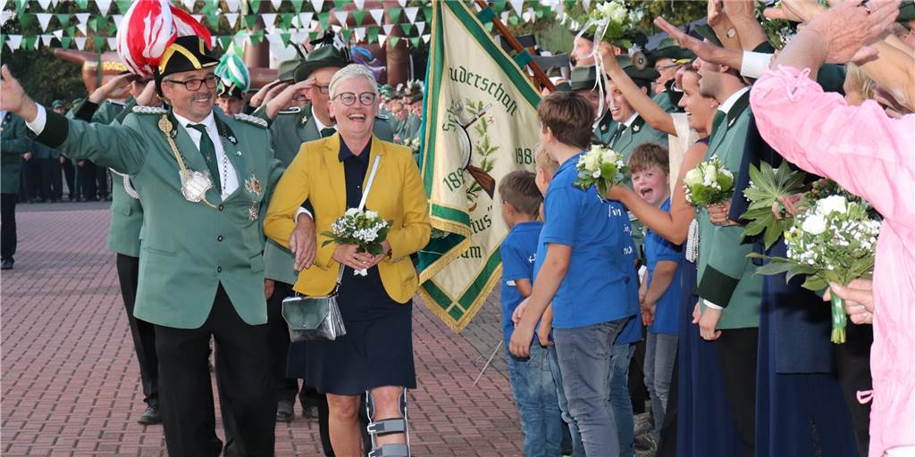 Olfener Schützenvereine setzen in der Pandemie auf das Prinzip Hoffnung Im Herbst 2019 ließ sich das neue Olfener Kaiserpaar feiern. Die vier Olfener Schützenvereine hatten ihre Könige zum Wettkampf geschickt: die Bürgerschützengilde, der Schützenverein Sülsen, die Schützenbruderschaft St. Antonius Vinnum und den Schützenverein Kökelsum. Seitdem haben die Schützen wie auch viele andere Vereine keine größeren Veranstaltungen mehr organisieren können.