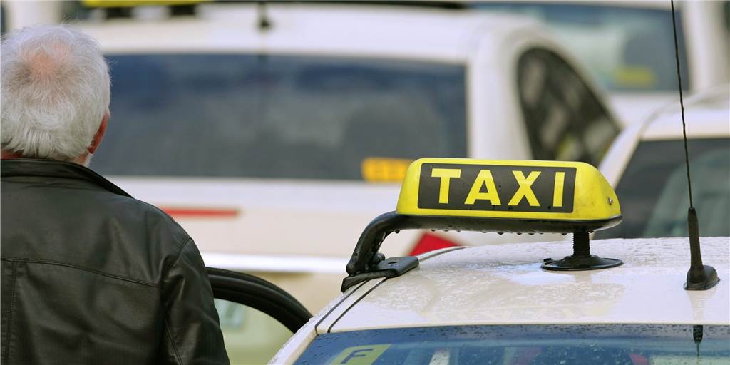 Krankenkassen zahlen manchen das Taxi zum Impfzentrum Recklinghausen Krankenkassen zahlen manchen das Taxi zum Impfzentrum Recklinghausen