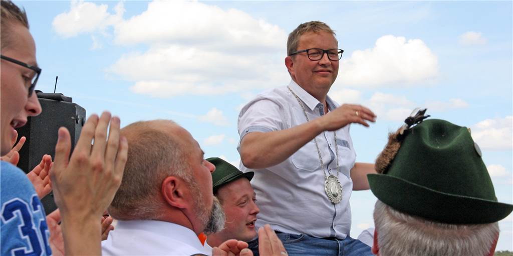 Schützenfeste in Vreden: Vereine spielen auf Zeit und sehen Politik am Zug Das Köckelwicker Schützenfest 2019: Nach seinem Königsschuss wird Thomas Gebing vom Schützenvolk auf Schultern getragen. Dass es ähnliche Bilder in diesem Jahr geben wird, ist unwahrscheinlich.