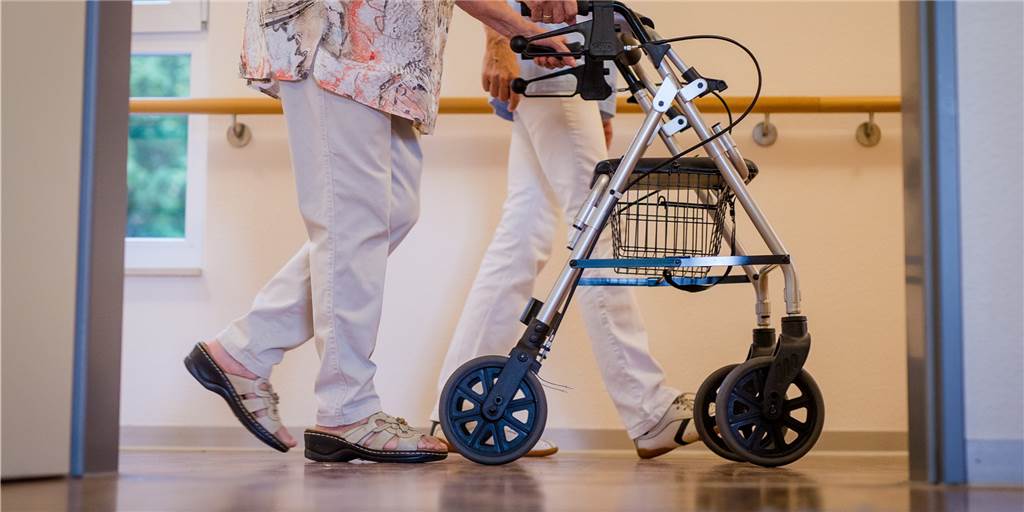 Corona-Tote in Dortmund: So viele von ihnen lebten in Seniorenheimen Corona-Infektionen in Pflegeheimen bereiten dem Leiter des Dortmunder Gesundheitsamtes weiterhin Sorgen.
