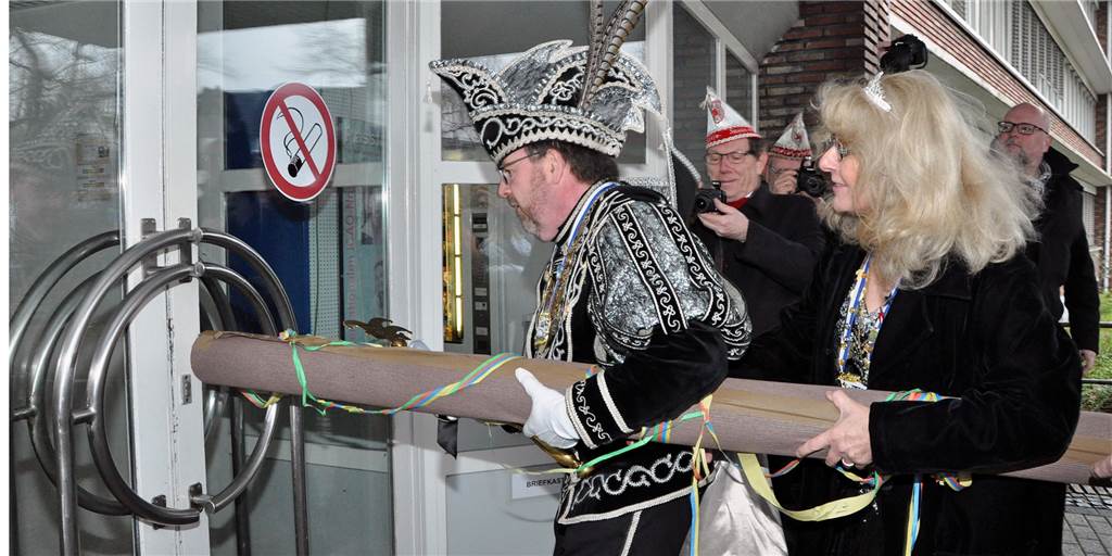 Arbeiten an Rosenmontag? Eine Stadtverwaltung macht die Schotten dicht Hau ruck: Erbarmungslos attackiert das Prinzenpaar mit dem Rammbock die Eingangstür zum Rathaus in Dorsten. Der „Sturm“ fällt in diesem Jahr allerdings aus wie alle karnevalistischen Ereignisse.