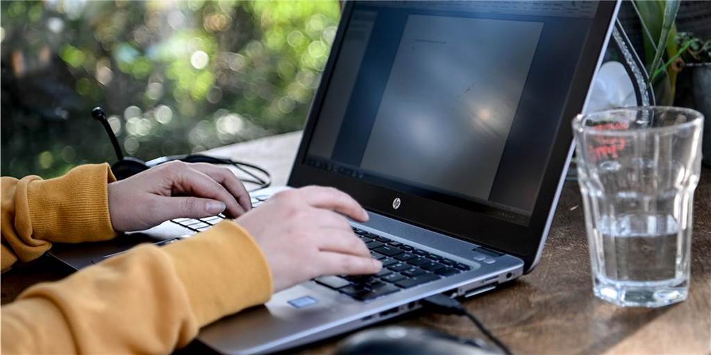 Homeoffice-Boom bringt Ahauser IT-Unternehmen sattes Umsatzplus Auf lange Sicht müsse natürlich auch im Homeoffice ein ergonomischer Arbeitsplatz eingerichtet werden. Im Online Netcom Systemhaus ist man sicher, dass der Boom beim Homeoffice auch nach der Corona-Pandemie anhält.