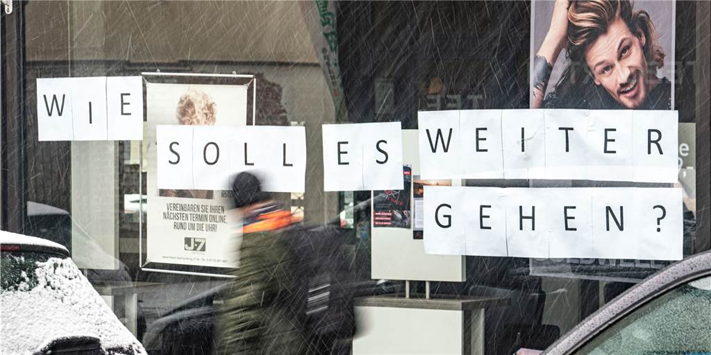 „Den Friseuren geht es nicht gut“ – Online-Petition soll jetzt helfen "Wie soll es weitergehen?", fragen sich, wie auf diesem Symbolbild, Friseure in ganz Deutschland, die wegen der Corona-Schutzmaßnahmen weiter geschlossen bleiben müssen.