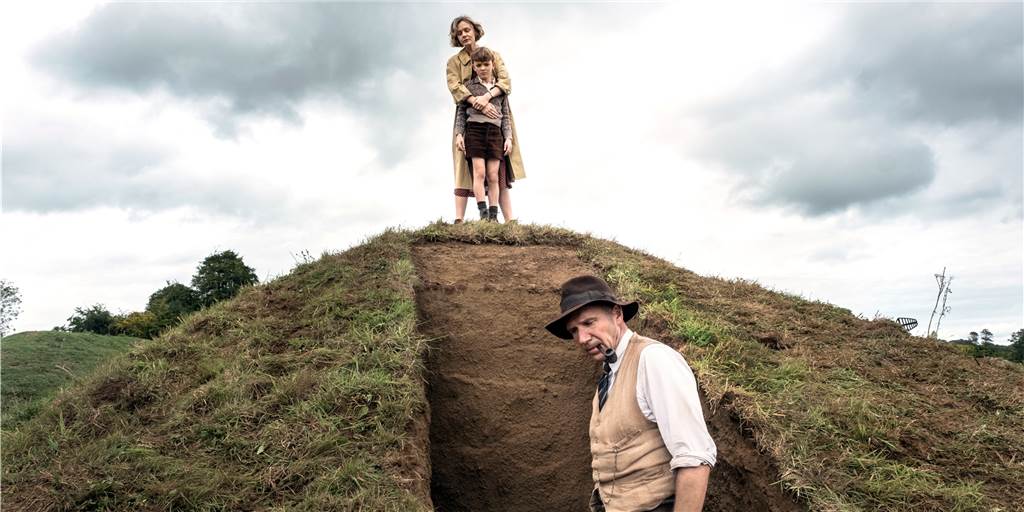 Neu auf Netflix: „Die Ausgrabung“ - Archäologen und verschüttete Liebe Ausgräber Basil Brown (Ralph Fiennes) wurde fündig, Miss Pretty (Carey Mulligan, oben) ist erfreut.
