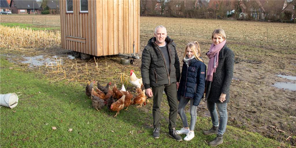 Blühpaten gesucht: Familie Robers startet die Aktion „Südlohn blüht“ Claus, Lina und Stefanie Robers – die Ackerfläche im Hintergrund soll demnächst für mindestens ein Jahr blühen.