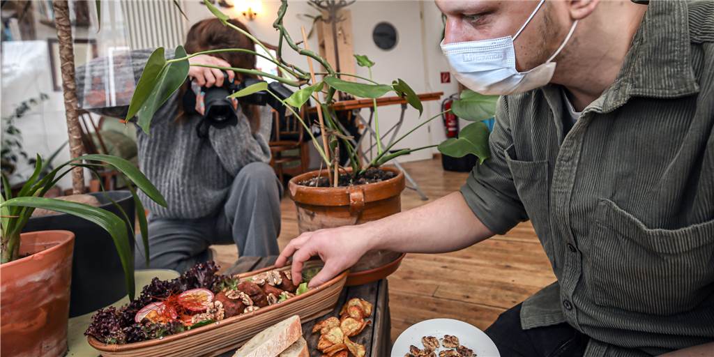 Nordstadt-Bistro kämpft mit eigenem Kochbuch gegen die Corona-Krise Nordstadt-Bistro kämpft mit eigenem Kochbuch gegen die Corona-Krise
