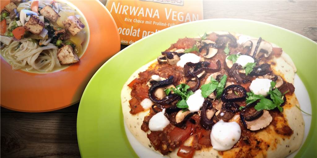 Meine vegane Woche: Rettungs-Nüsse und die Sehnsucht nach Käse Einige unserer Köstlichkeiten während der veganen Woche: Lahmacun (r.), eine asiatische Nudelsuppe mit viel Gemüse und eine vegane Schokolade.