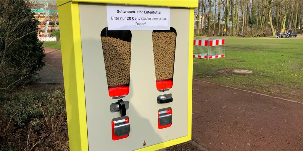 Futter für Schwäne und Enten aus einem alten Kaugummi-Automaten Aus dem neuen Automaten an der Schlossgräfte können Spaziergänger für 20 Cent Enten- und Schwanenfutter kaufen.