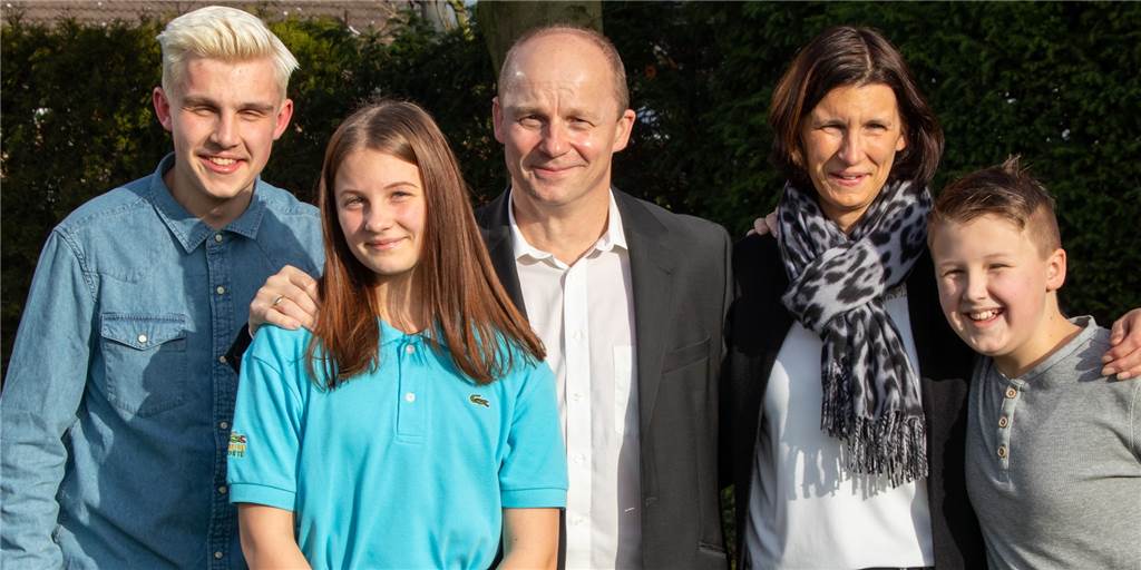 Familienrat entscheidet: Geld für Schule in Indien und für kranke Krokodile Die Familie Oing ist der Kern der Oing Global Foundation (v.l.): Dennis, Hannah, Vater David, Mutter Anja und Robin Oing.