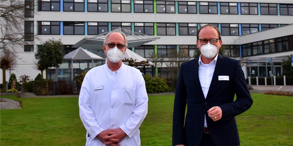 Coronavirus: Krankenhaus verzeichnet 30 Prozent weniger Patienten Dr. Thomas Westermann (l.) und Holger Winter sehen die aktuellen Patientenzahlen im Ahauser St.-Marien-Krankenhaus mit Sorge: Im Januar verzeichnete das Haus rund 30 Prozent weniger Patienten als üblich. Neben möglichen Folgen für die Patienten hat das auch eine finanzielle Seite: Die Kosten laufen weiter, die Einnahmen brechen aber ein.
