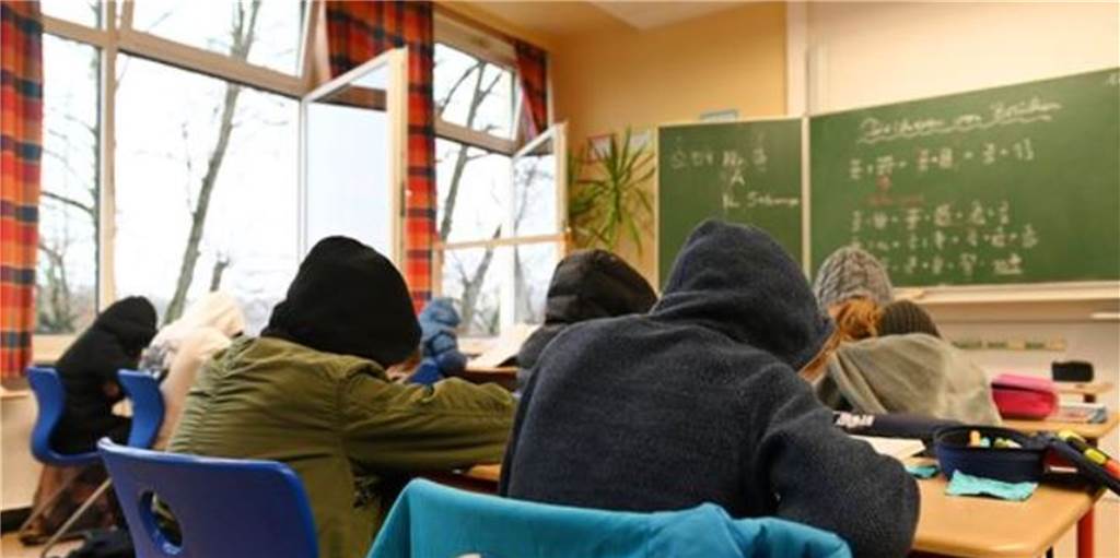 Begründete Ansage: Trotz Corona keine Lüfter in Heeks Schulen Regelmäßiges Querlüften wird auch nach dem Lockdown in Heeks Schulen zur Tagesordnung gehören. Auch wenn sich die Schüler dafür im Winter dicker anziehen müssen.