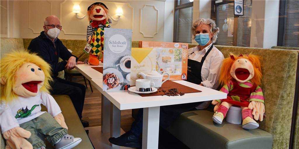 Puppen erobern das Ahauser Schlosscafé San Remo Anabela Masella mit Nachbar Peter Thiemann und den ganz besonderen Gästen des Schloßcafés San Remo.