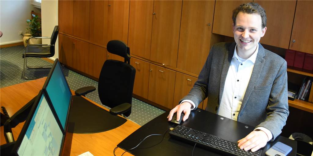 100 Tage Bürgermeister: „Man ist ein bisschen fremdgesteuert“ Tom Tenostendarp steht gerne beim Arbeiten am Computer und hat das papierlose Büro eingeführt.
