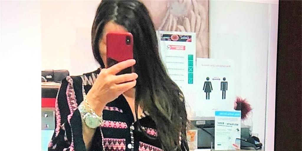 Wohin mit der Winterware? Boutique-Besitzerin findet Corona-Notlösung Birgit Schachtsiek ist ihr eigens Fotomodell. Auch das gehört zur neuen Geschäftsidee im Lockdown.
