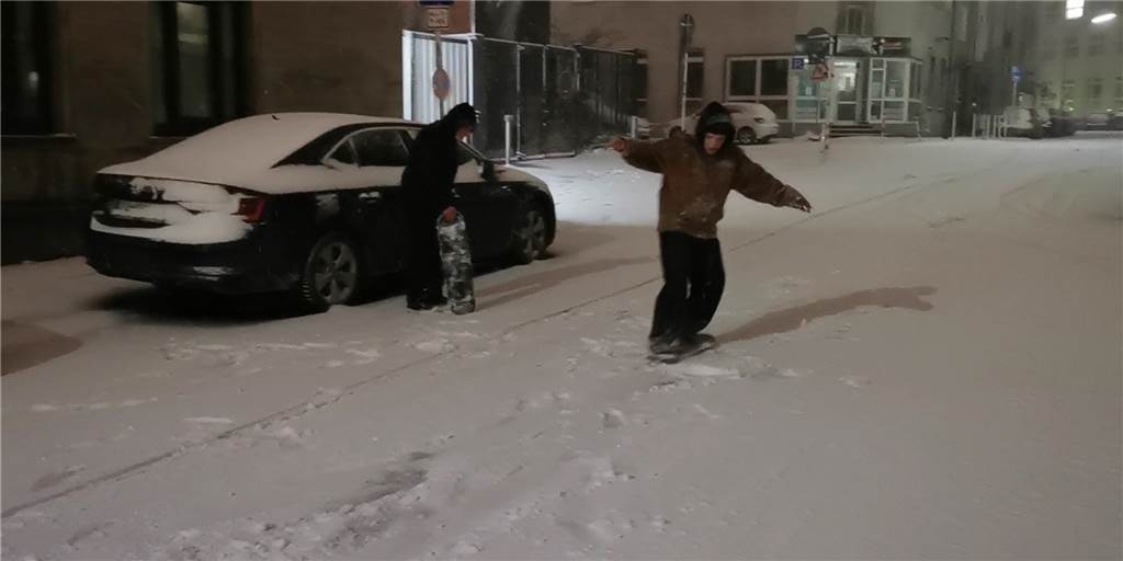 Video: Noah und Malte fahren mitten in der Dortmunder Innenstadt Snowboard Die Brüder Noah und Malte haben am Samstagabend ihre Skateboards zu Snowboards umfunktioniert.