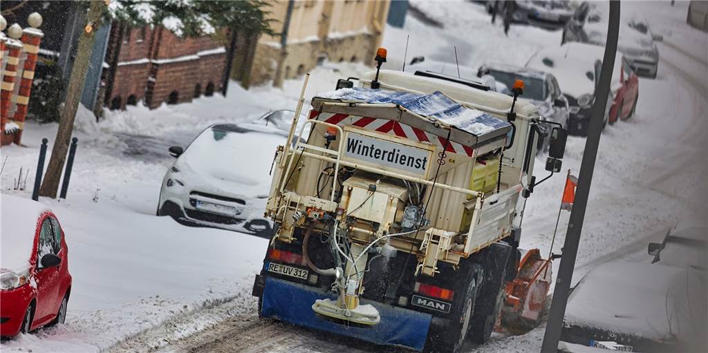Wintereinbruch: Wenig Autounfälle, EUV im Dauereinsatz Der Winterdienst hatte ab Samstagabend ununterbrochen zu tun, um die Straßen wie hier die Holzstraße freizuhalten.