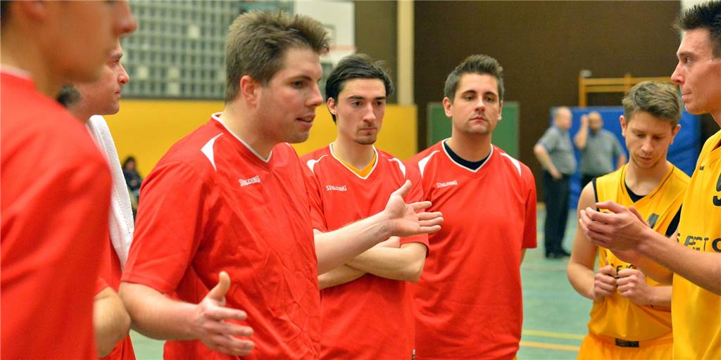 Ein vorgezogener „Aprilscherz“? Verbandsentscheidung trifft auf großes Unverständnis BG-Trainer Stefan Jantoss (dritter von links) kann das geplante Vorgehen des Verbandes nicht nachvollziehen.