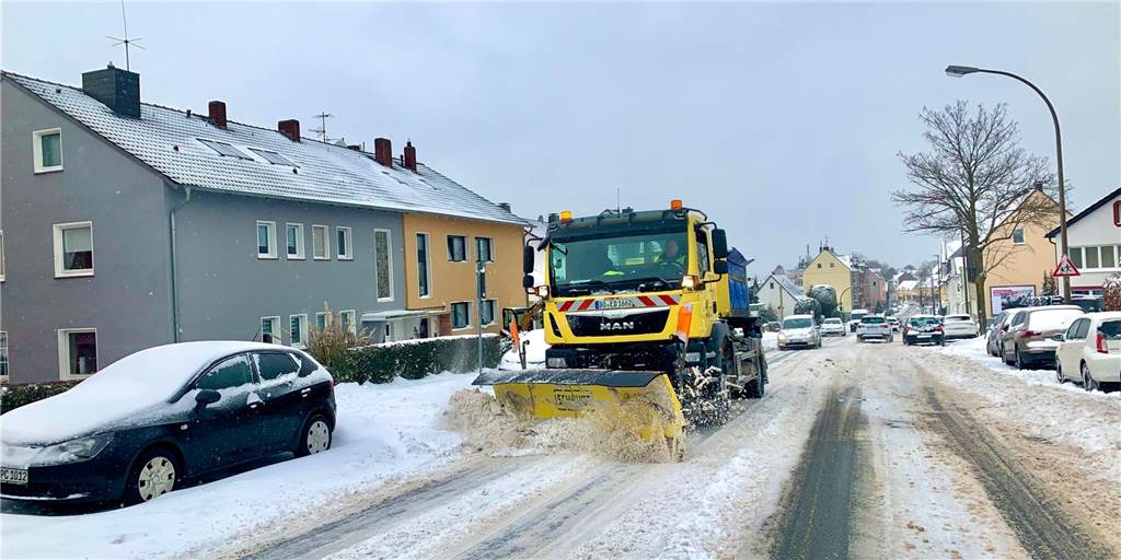 Chaos im Berufsverkehr: Autofahrer mussten auf Schneepflüge warten Ein Schneepflug auf der Berghofer Straße: Erst mit dem Einsatz der Räumfahrzeuge ging es für viele Verkehrsteilnehmer weiter.