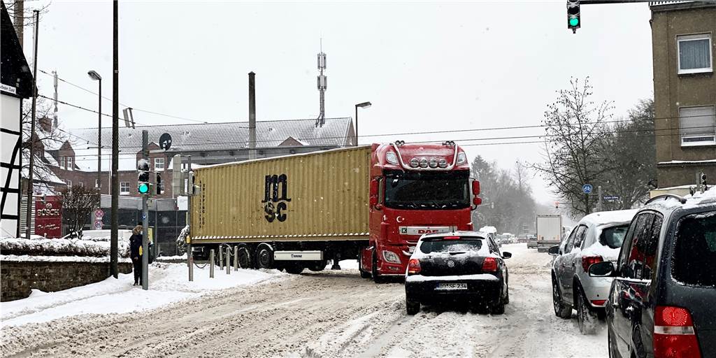 Schnee und Eis legen Flughafen und A2 in Dortmund lahm Auf der Kreuzung Flughafenstraße und dem Brackeler Hellweg hatte sich ein Lkw quergestellt.