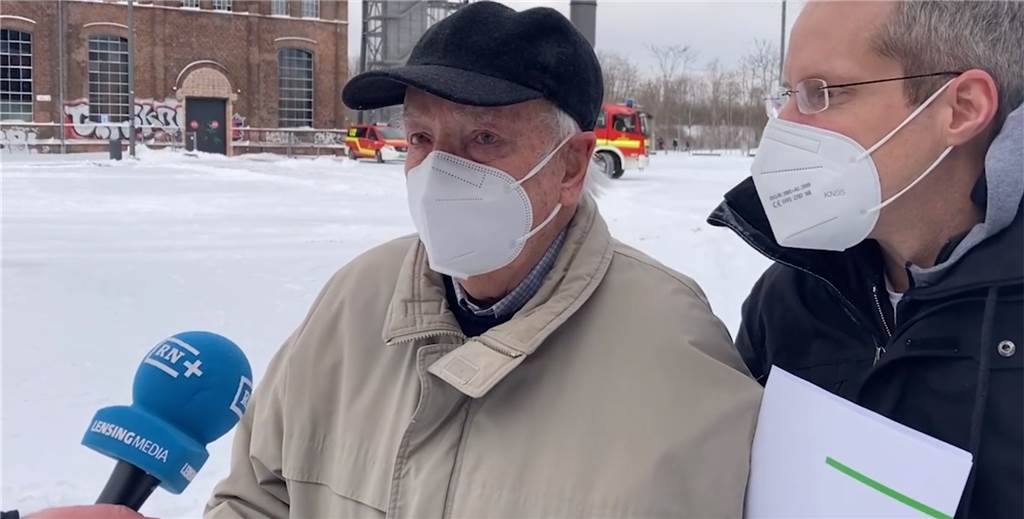 Einer der ersten im Impfzentrum: 92-Jähriger Dortmunder im Video-Interview Karl-Heinz Breuer (l.) war einer der ersten, die im Dortmunder Impfzentrum den langerwarteten Impfstoff gegen das Coronavirus erhalten haben.