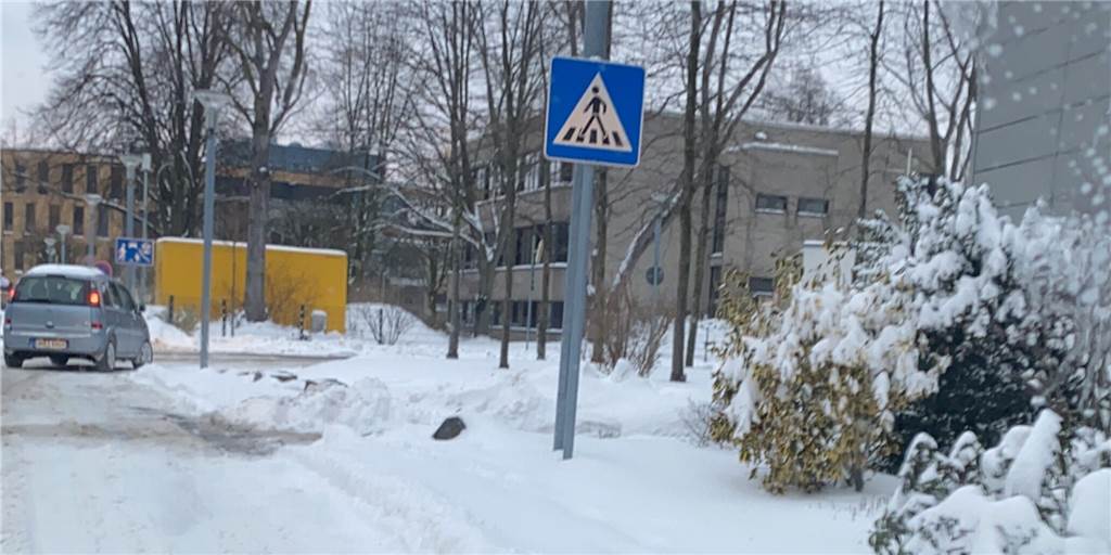 Lüner Krankenhäuser im Schnee: Mitarbeiter übernachten in freien Betten Auch das Krankenhaus steckt am Montag unter einer dicken Schneedecke. Einige Mitarbeiter bleiben deshalb einfach gleich da.