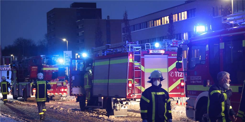 Feuerwehr-Einsatz im Evangelischen Krankenhaus: Frau verletzt Vollalarm wurde ausgelöst, weil es im Evangelischen Krankenhaus brannte.