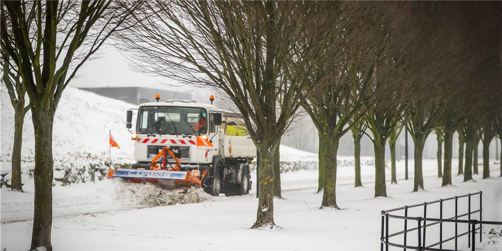 Seit Samstagabend schieben die Räumfahrzeuge des EUV in Castrop-Rauxel den Schnee von den Straßen. 