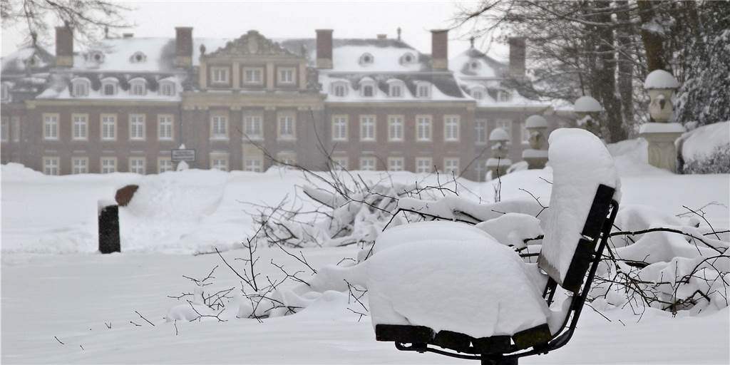 Fotostrecke: Viele Bilder vom Winterwetter in Nordkirchen Winterimpressionen aus Nordkirchen: Das Schloss und der Schlosspark sind derzeit schneebedeckt.
