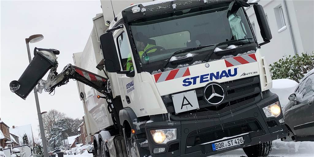 Müllabfuhr im Schnee: Was passiert, wenn die Fahrzeuge nicht durchkommen? Die Fahrer der Müllfahrzeuge der Firma Stenau schauen wegen der aktuellen Schneemassen genau, durch welche Straße sie sich zutrauen zu fahren. Wenn eine Durchfahrt nicht möglich ist, müssen die Anlieger auf die nächste turnusmäßige Müllabfuhr warten.