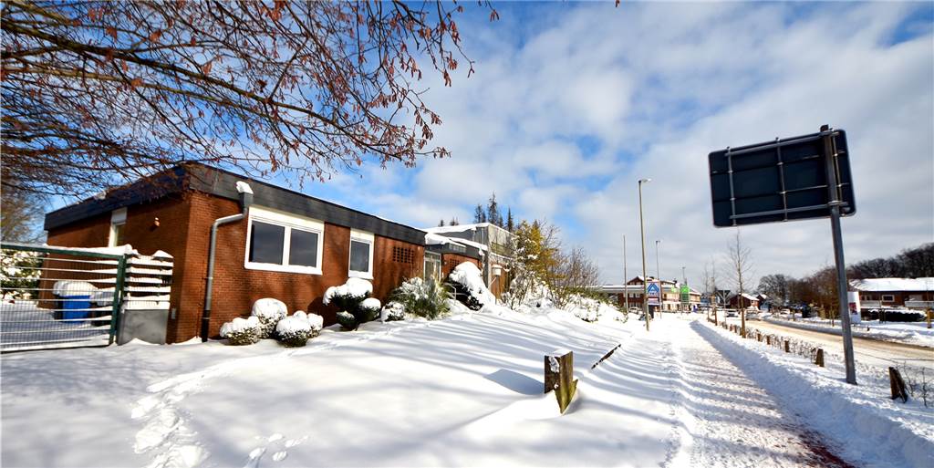 Neue Planung: Aldi-Erweiterung an der Fustingstraße nimmt weiteren Anlauf Dieses ehemalige Gebäude der Deutschen Bundespost an der Fuistingstraße wird – bis auf eine Bunkeranlage im Keller – abgerissen. Dort und auf dem benachbarten Grundstück soll ein Neubau mit einem Café, zwei Geschäften und 13 Wohnungen entstehen. Erst dann darf der angrenzende Aldi-Markt erweitern.