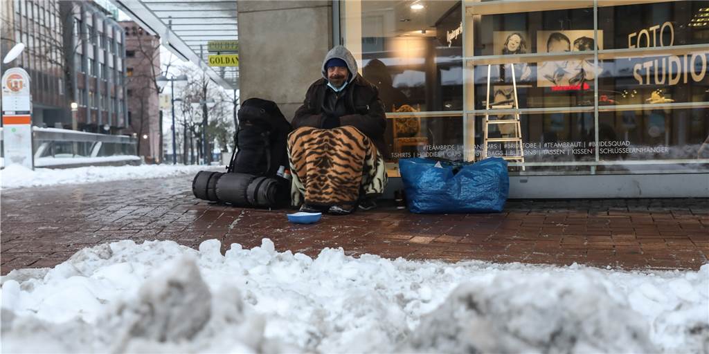 Taxi-Scheine und Plätze in Flüchtlingsheim für Obdachlose - „Gute Entscheidung“ Ein wohnungsloser Mann sitzt auf dem Westenhellweg. Schnee und Kälte erschweren die Situation für Menschen ohne festen Wohnsitz.